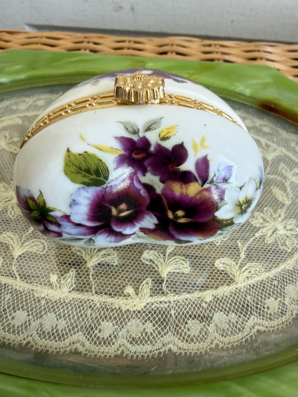 Vintage 90's Heart Porcelain Trinket Box Painted Violet Flowers Cottage Core - Picture 7 of 8